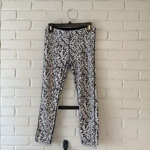 Nike Black and White Running/Yoga Capri Style Adjustable Waist Back Pocket